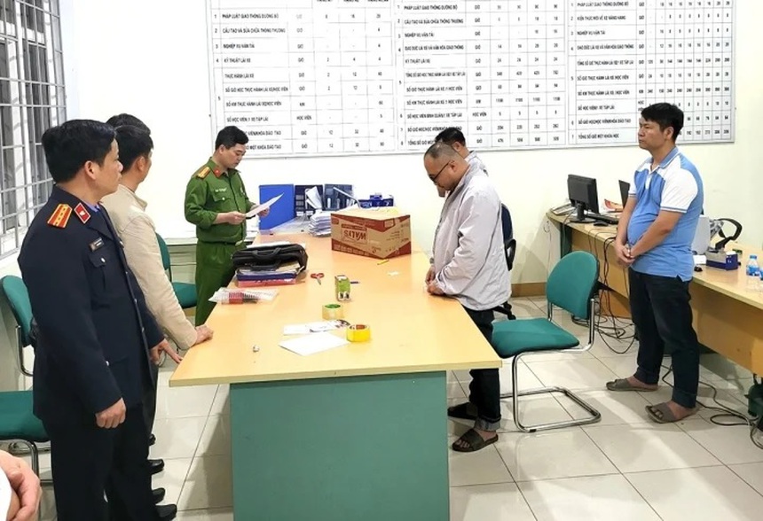 Hòa Bình: Khởi tố Giám đốc cùng 2 cán bộ Trung tâm đào tạo và sát hạch lái xe cơ giới đường bộ  - Ảnh 1.