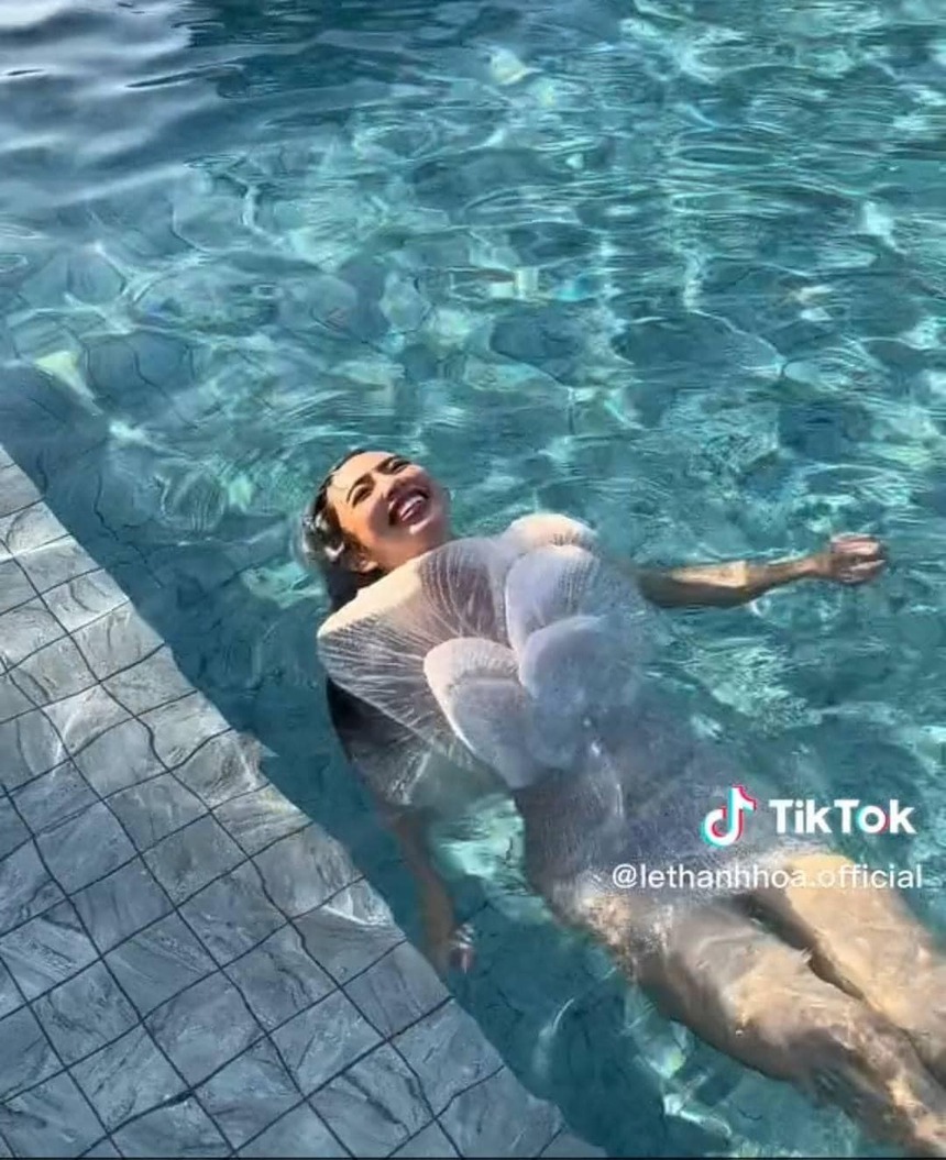 Loạt ảnh hậu trường hài hước của Thùy Tiên, khác hẳn bộ ảnh được công bố - Ảnh 11.