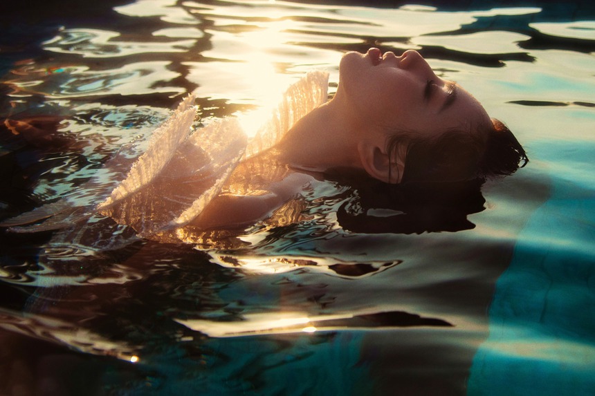 Loạt ảnh hậu trường hài hước của Thùy Tiên, khác hẳn bộ ảnh được công bố - Ảnh 13.