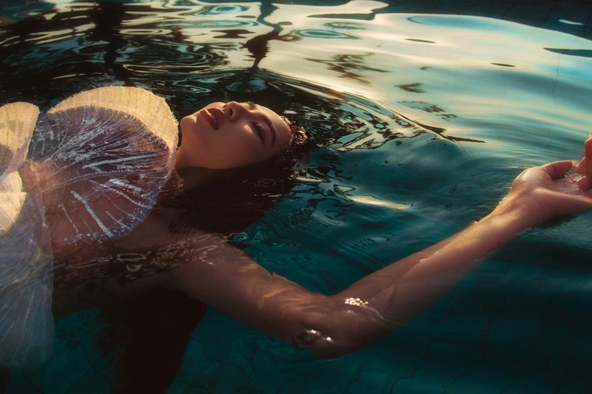 Loạt ảnh hậu trường hài hước của Thùy Tiên, khác hẳn bộ ảnh được công bố - Ảnh 5.