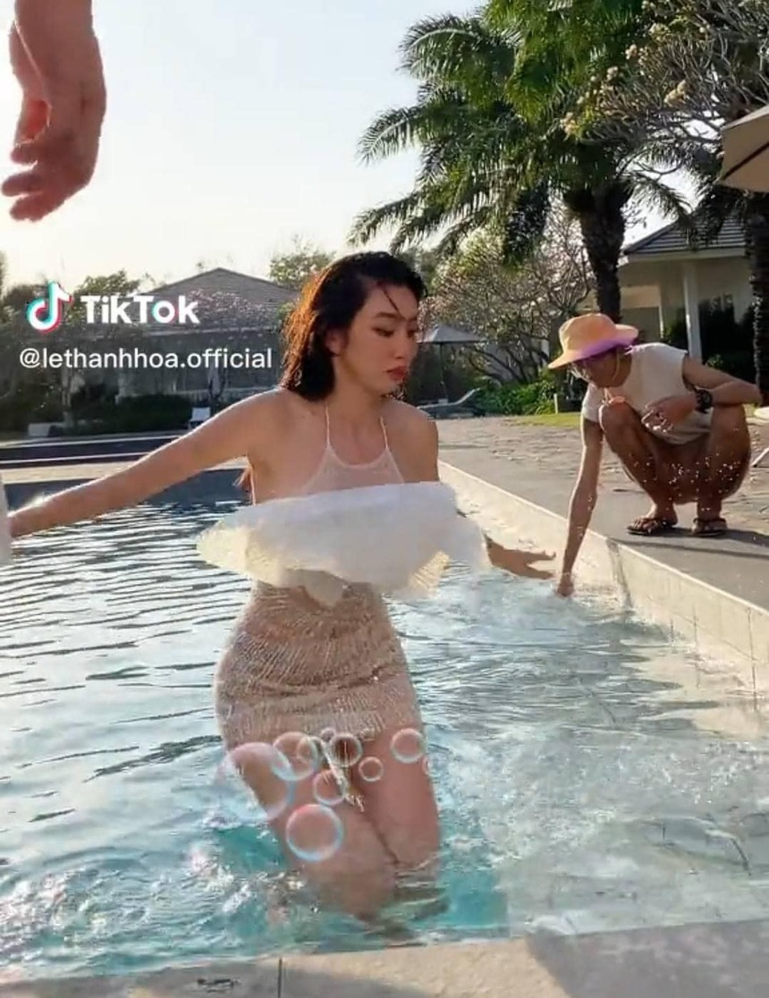 Loạt ảnh hậu trường hài hước của Thùy Tiên, khác hẳn bộ ảnh được công bố - Ảnh 8.