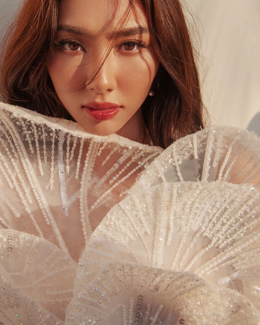 Loạt ảnh hậu trường hài hước của Thùy Tiên, khác hẳn bộ ảnh được công bố - Ảnh 1.