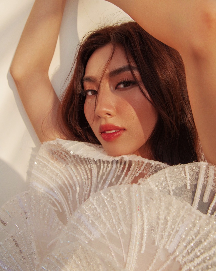 Loạt ảnh hậu trường hài hước của Thùy Tiên, khác hẳn bộ ảnh được công bố - Ảnh 2.