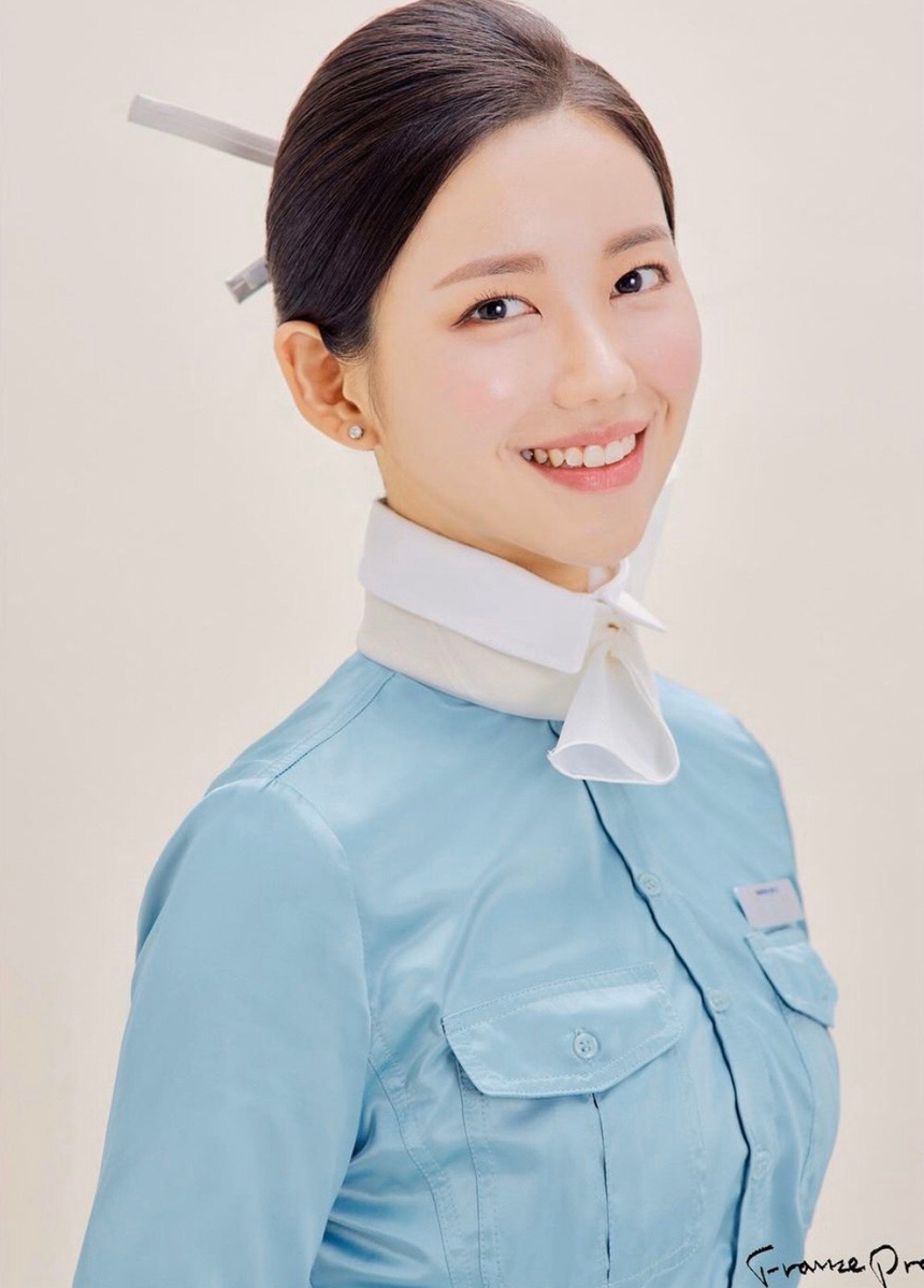 7 quy định nghiêm ngặt về phong cách của tiếp viên hàng không: Luôn phải búi tóc, không đeo khuyên lưỡi và còn hơn thế nữa - Ảnh 4.