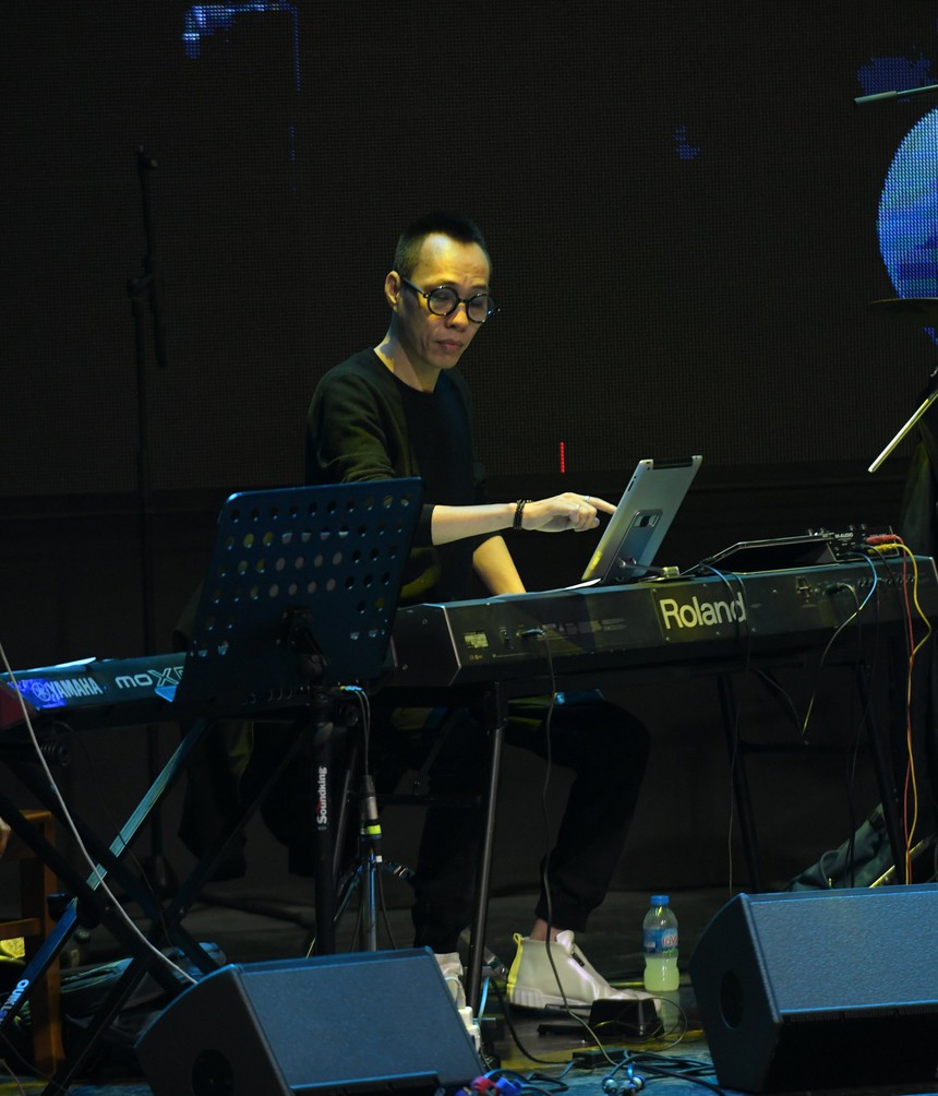 Nhạc sỹ Huyền Trung: "Tôi coi phối khí như là chơi game, tôi muốn phá đảo" - Ảnh 1. Nhạc sỹ Huyền Trung: "Tôi coi phối khí như là chơi game, tôi muốn phá đảo" - Ảnh 1.