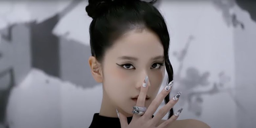 Giá chiếc váy Jisoo Blackpink mặc trong trailer mới khiến BLINK 'câm nín' - Ảnh 1.