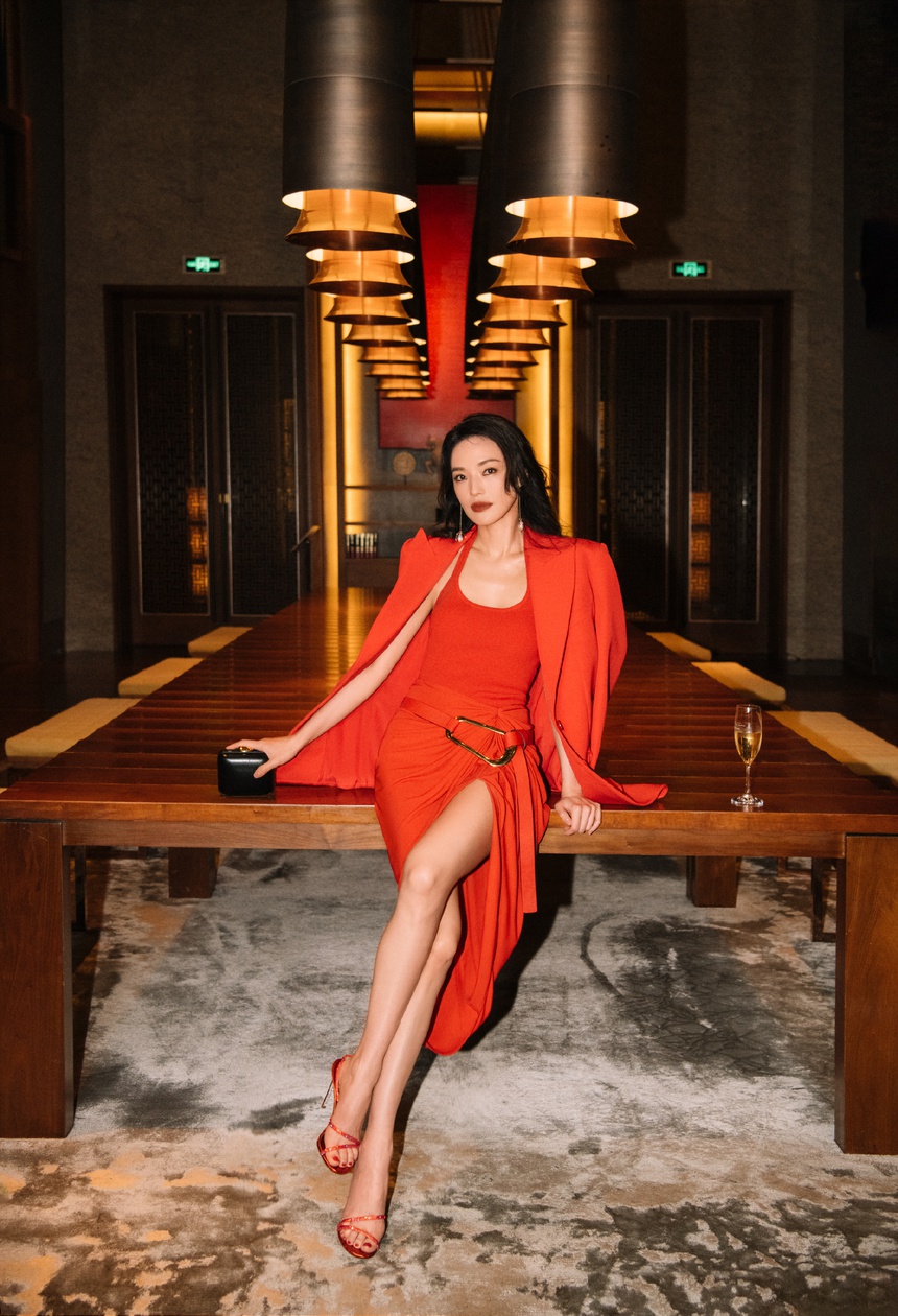 ‘Đại sứ Michael Kors’ Thư Kỳ khoe nhan sắc rạng rỡ ở tuổi 46 - Ảnh 3.