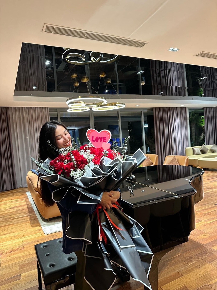 Cuộc sống sang chảnh của Á hậu Kim Duyên hậu công khai có người yêu: Đi G63 vi vu trời Âu, không tiếc tiền sắm loạt đồ hiệu đắt đỏ  - Ảnh 1.