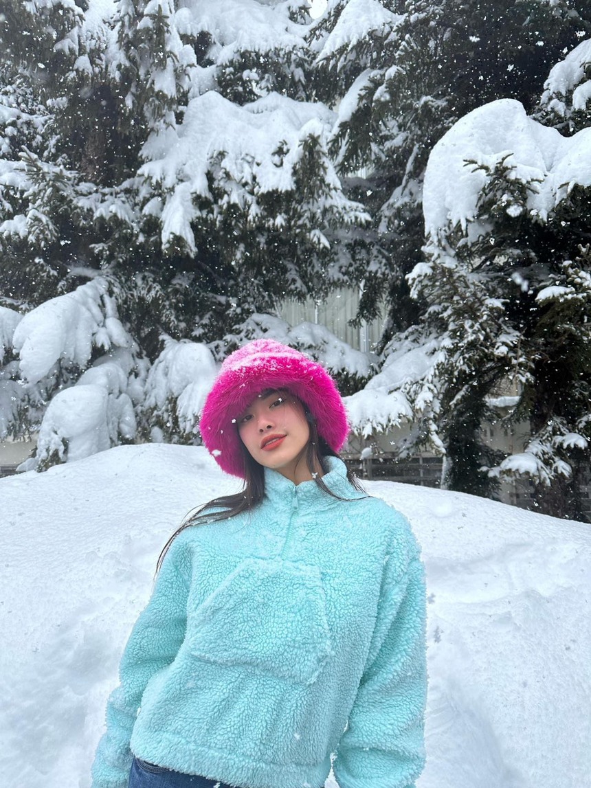 Cuộc sống sang chảnh của Á hậu Kim Duyên hậu công khai có người yêu: Đi G63 vi vu trời Âu, không tiếc tiền sắm loạt đồ hiệu đắt đỏ  - Ảnh 2.