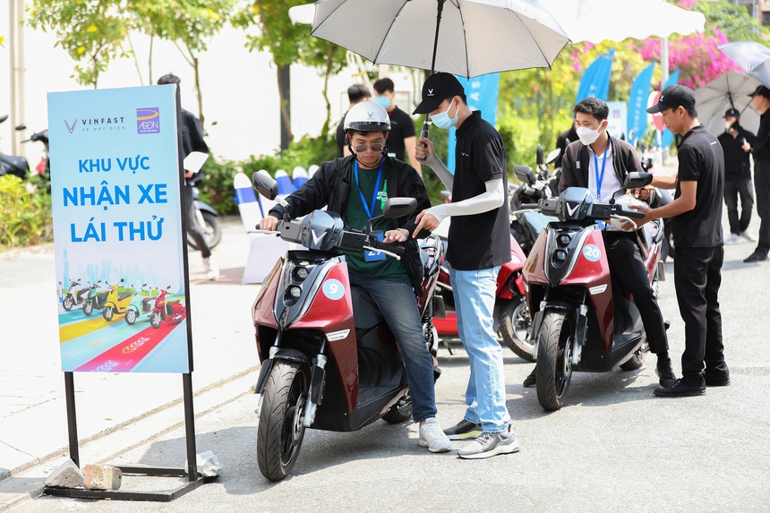Hàng ngàn người lái thử xe, săn voucher mua xe máy điện VinFast - Ảnh 3. Hàng ngàn người lái thử xe, săn voucher mua xe máy điện VinFast - Ảnh 3.