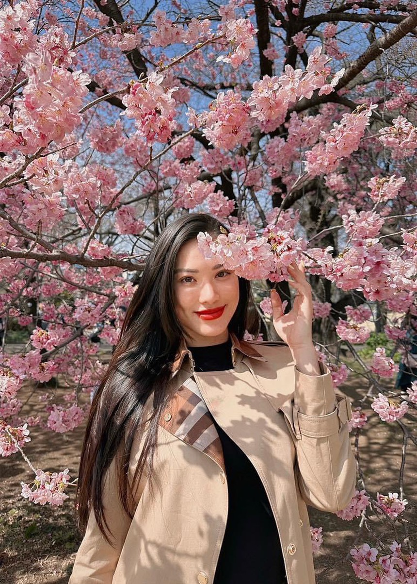 Cuộc sống sang chảnh của Á hậu Kim Duyên hậu công khai có người yêu: Đi G63 vi vu trời Âu, không tiếc tiền sắm loạt đồ hiệu đắt đỏ  - Ảnh 7.