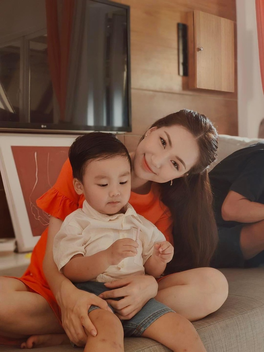 Hoà Minzy dạy con không nhận đồ của người lạ, quý tử trả lời đúng 2 chữ khiến dân tình xỉu ngang - Ảnh 4.