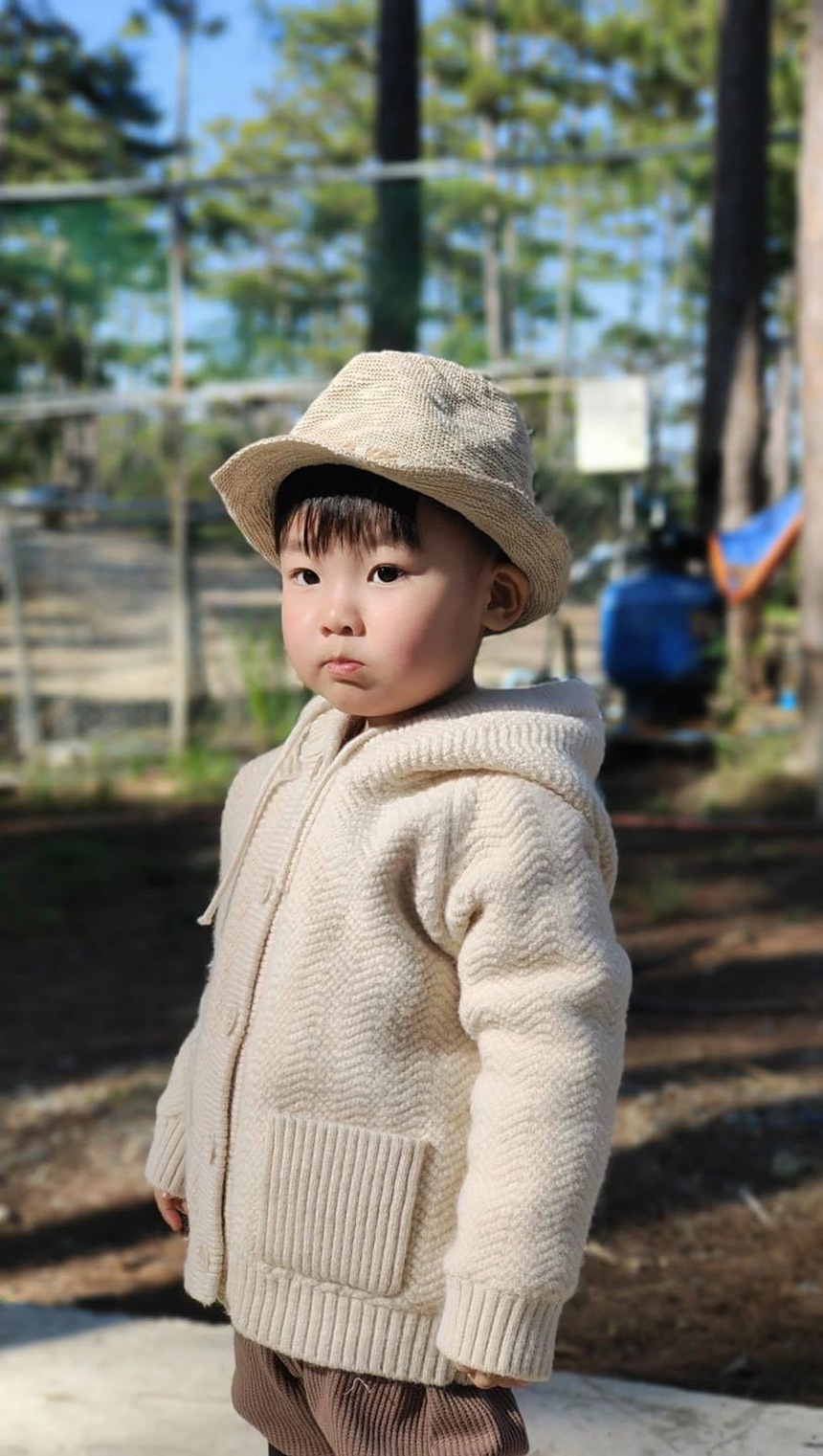 Hoà Minzy dạy con không nhận đồ của người lạ, quý tử trả lời đúng 2 chữ khiến dân tình xỉu ngang - Ảnh 3.