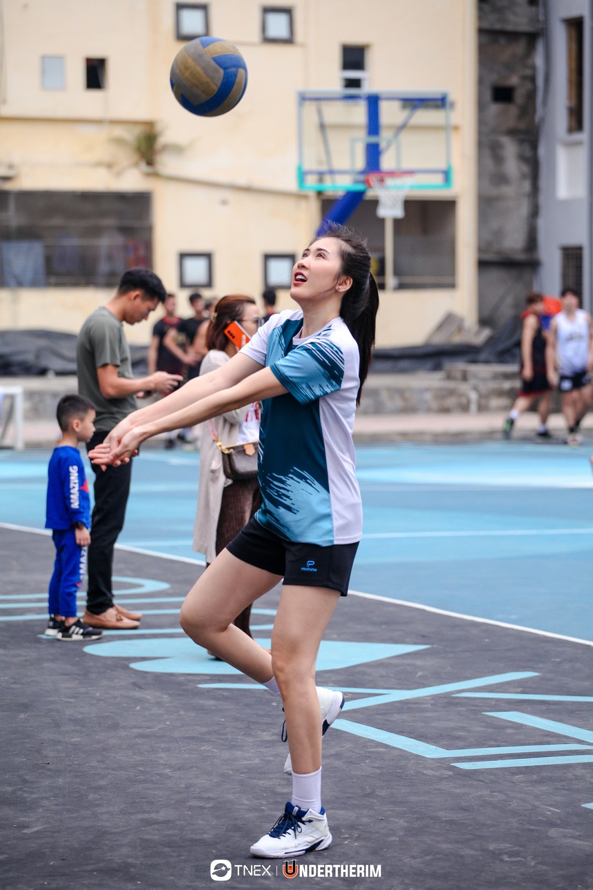 Nữ sinh chơi bóng chuyền khiến CĐV xao xuyến vì nhan sắc không thua kém hoa hậu - Ảnh 4. Nữ sinh chơi bóng chuyền khiến CĐV xao xuyến vì nhan sắc không thua kém hoa hậu - Ảnh 4.