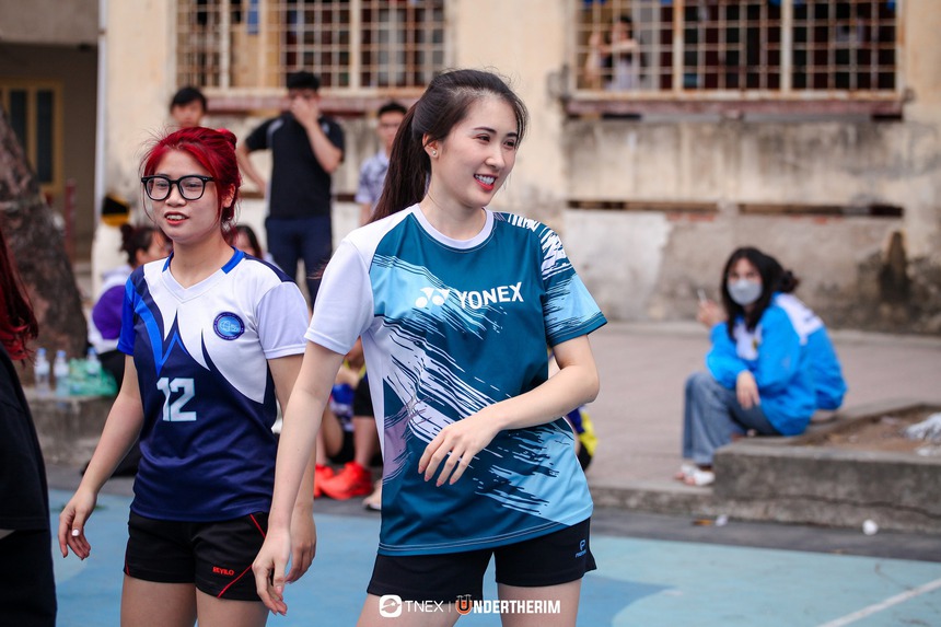 Nữ sinh chơi bóng chuyền khiến CĐV xao xuyến vì nhan sắc không thua kém hoa hậu - Ảnh 2. Nữ sinh chơi bóng chuyền khiến CĐV xao xuyến vì nhan sắc không thua kém hoa hậu - Ảnh 2.