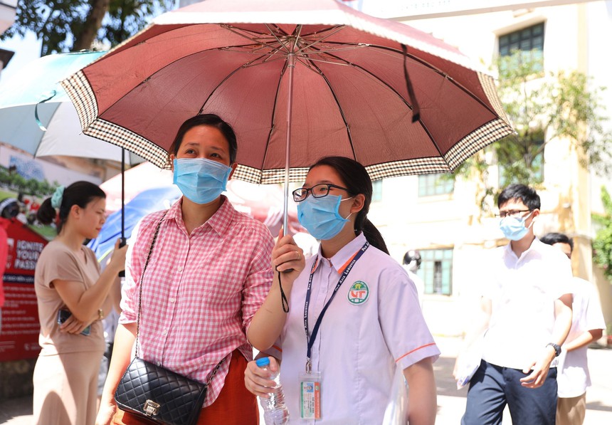 Bắc và Trung Bộ vào đợt nắng nóng mạnh - Ảnh 1. Bắc và Trung Bộ vào đợt nắng nóng mạnh - Ảnh 1.