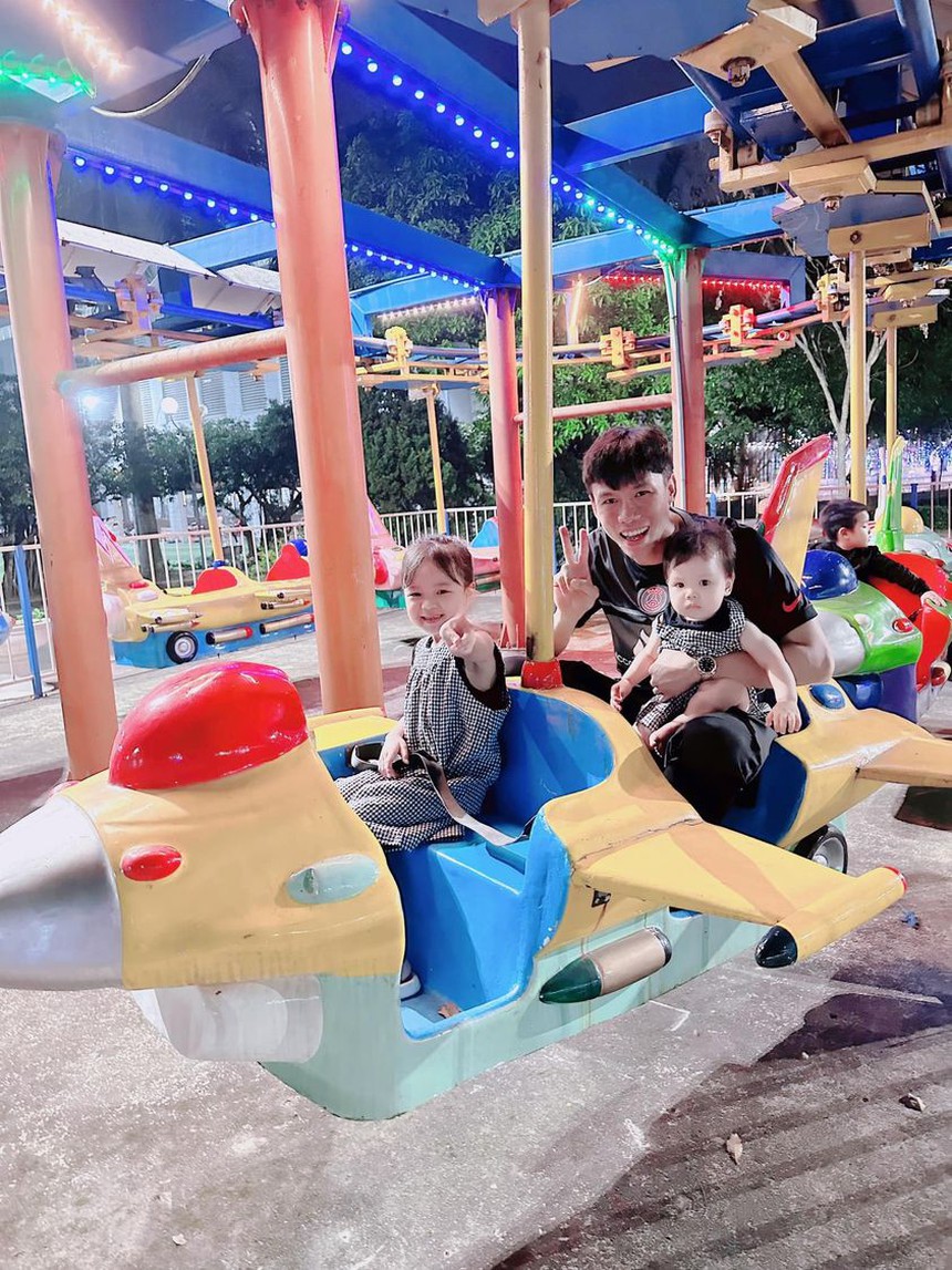 Ba bố con Quế Ngọc Hải. Ảnh: FBNV