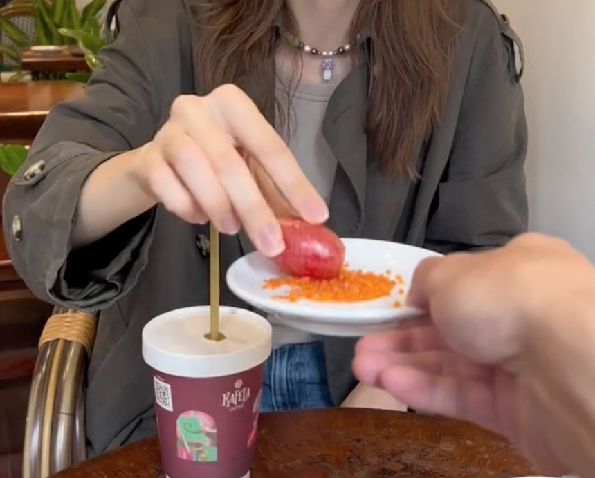 Loại quả đang chín rộ khắp miền Bắc nhìn y như cà chua khiến cô gái Tây nhăn nhó khi ăn thử - Ảnh 3.