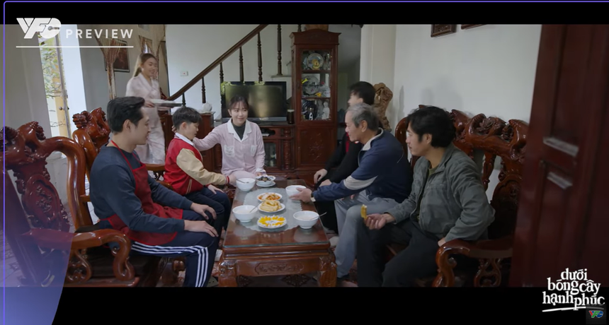 Khán giả thích thú 'soi' điểm chung của 'Gia đình mình vui bất thình lình' và 'Dưới bóng cây hạnh phúc': Cùng là tam nam nhưng 'lạ lắm' - Ảnh 1.