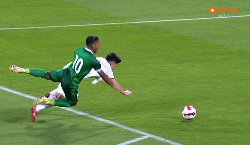 U23 Việt Nam nhận "bão" thẻ đỏ, trung vệ 2k1 ngơ ngác khi trọng tài rút nhầm thẻ - Ảnh 1. U23 Việt Nam nhận "bão" thẻ đỏ, trung vệ 2k1 ngơ ngác khi trọng tài rút nhầm thẻ - Ảnh 1.