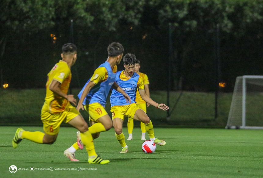 Bóng đá Việt Nam ngày 22/3: Cầu thủ U23 Việt Nam có thể đá trái sở trường trận đấu U23 Iraq - Ảnh 1. Bóng đá Việt Nam ngày 22/3: Cầu thủ U23 Việt Nam có thể đá trái sở trường trận đấu U23 Iraq - Ảnh 1.