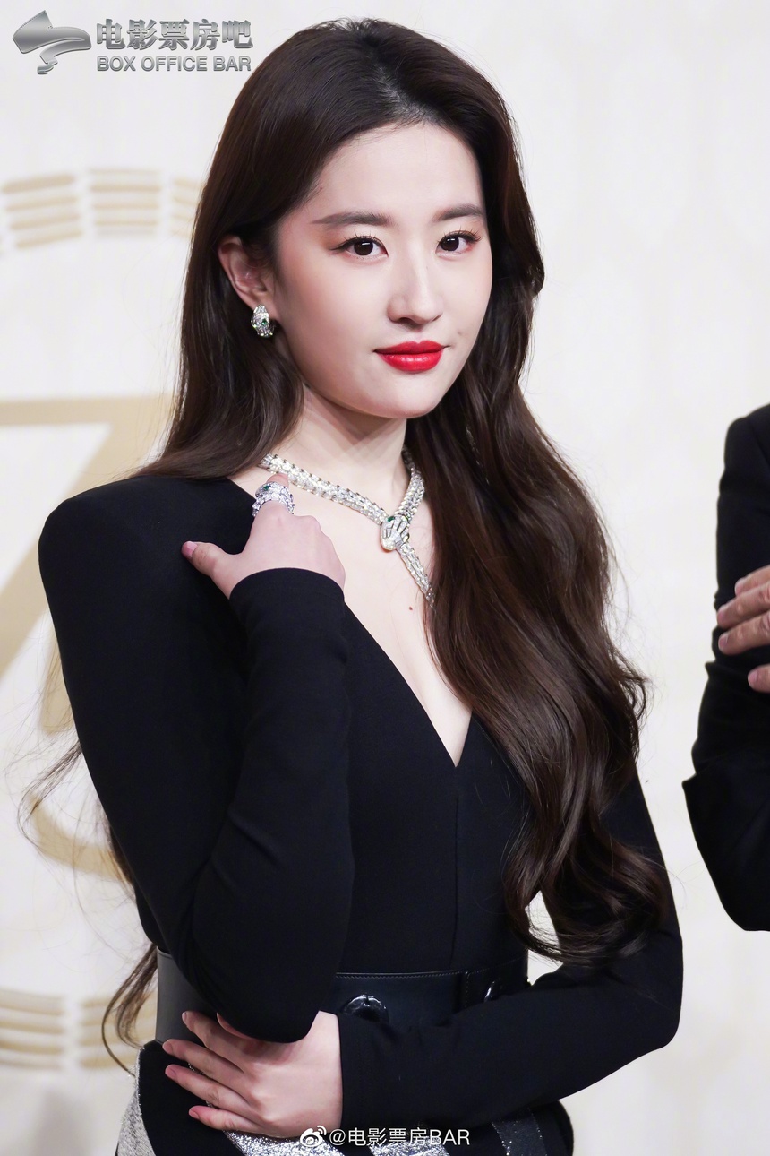 Sự kiện 'hot nhất' Cbiz tối qua: Lưu Diệc Phi hết hội ngộ 'tình màn ảnh' Dương Dương lại chung khung hình với Đồng Lệ Á - Ảnh 2. Sự kiện 'hot nhất' Cbiz tối qua: Lưu Diệc Phi hết hội ngộ 'tình màn ảnh' Dương Dương lại chung khung hình với Đồng Lệ Á - Ảnh 2.