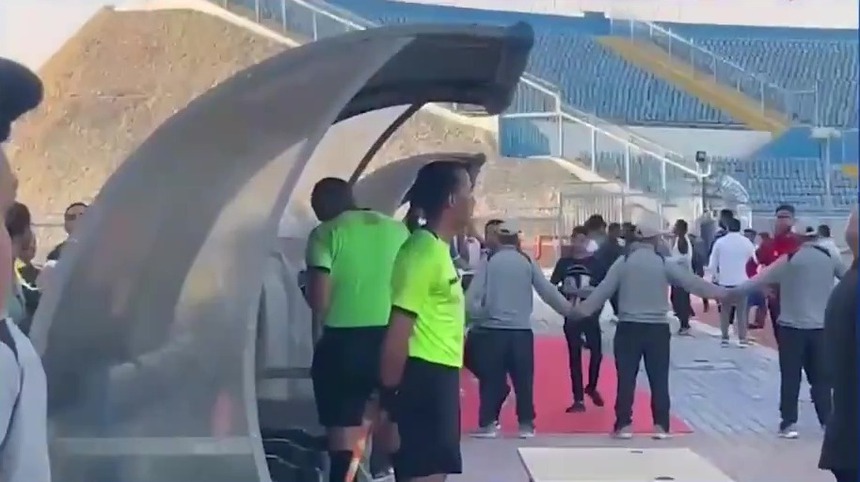 Xem điện thoại của fan để từ chối bàn thắng, trọng tài bị cấm làm nhiệm vụ vô thời hạn - Ảnh 3. Xem điện thoại của fan để từ chối bàn thắng, trọng tài bị cấm làm nhiệm vụ vô thời hạn - Ảnh 3.