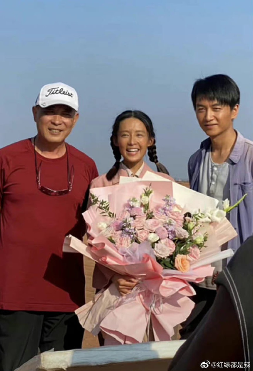 Hết hồn với nhan sắc của Lý Thấm trong phim đóng cùng Trần Hiểu: Da đen nhẻm, ăn mặc quê mùa - Ảnh 2. Hết hồn với nhan sắc của Lý Thấm trong phim đóng cùng Trần Hiểu: Da đen nhẻm, ăn mặc quê mùa - Ảnh 2.