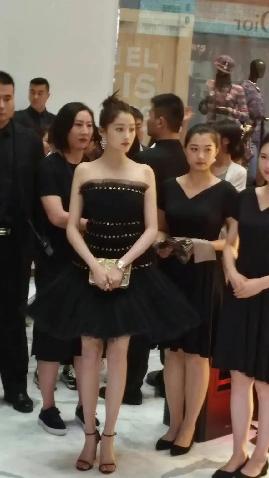 Thế nào là đẳng cấp minh tinh Cbiz, nhìn vào cách Lưu Diệc Phi - Nhiệt Ba... tỏa sáng giữa dòng người sẽ rõ! - Ảnh 6. Thế nào là đẳng cấp minh tinh Cbiz, nhìn vào cách Lưu Diệc Phi - Nhiệt Ba... tỏa sáng giữa dòng người sẽ rõ! - Ảnh 6.