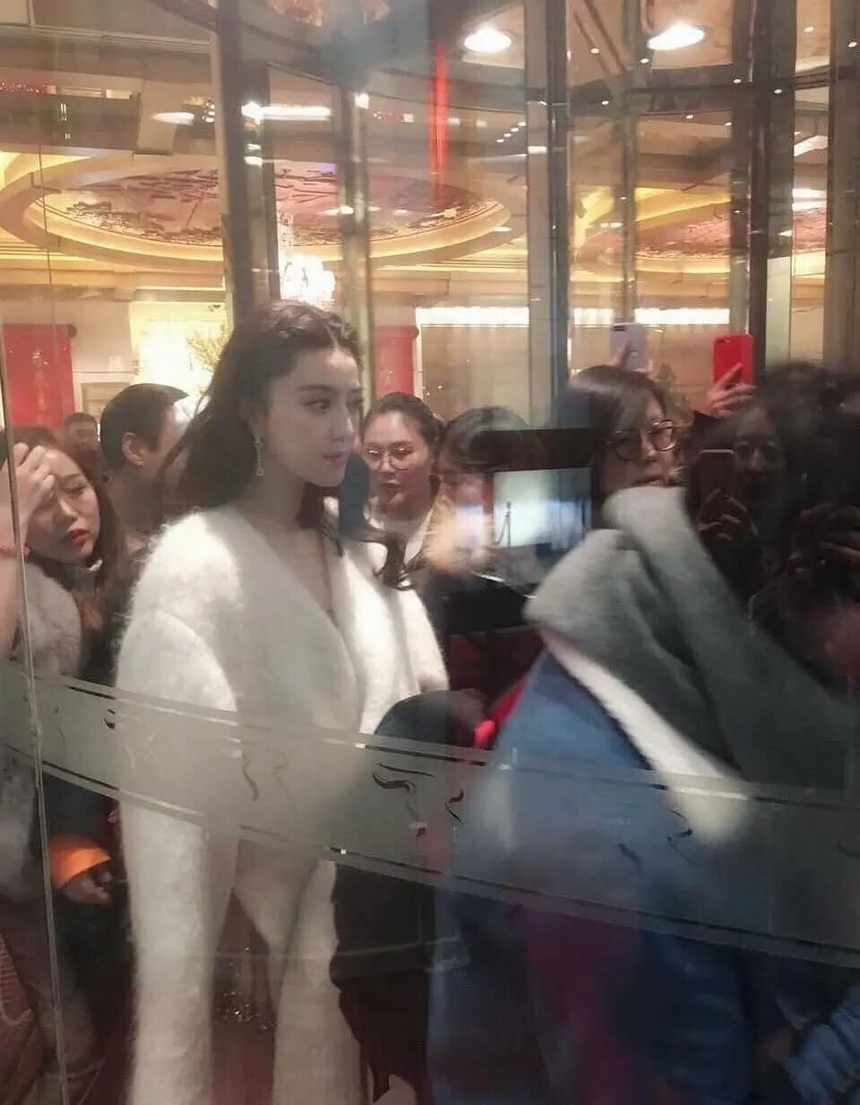 Thế nào là đẳng cấp minh tinh Cbiz, nhìn vào cách Lưu Diệc Phi - Nhiệt Ba... tỏa sáng giữa dòng người sẽ rõ! - Ảnh 5. Thế nào là đẳng cấp minh tinh Cbiz, nhìn vào cách Lưu Diệc Phi - Nhiệt Ba... tỏa sáng giữa dòng người sẽ rõ! - Ảnh 5.