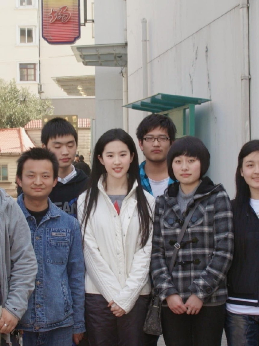 Thế nào là đẳng cấp minh tinh Cbiz, nhìn vào cách Lưu Diệc Phi - Nhiệt Ba... tỏa sáng giữa dòng người sẽ rõ! - Ảnh 3. Thế nào là đẳng cấp minh tinh Cbiz, nhìn vào cách Lưu Diệc Phi - Nhiệt Ba... tỏa sáng giữa dòng người sẽ rõ! - Ảnh 3.