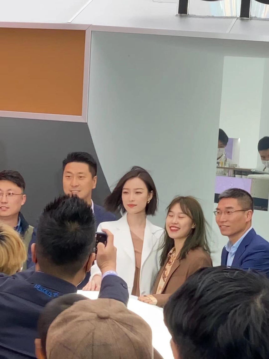 Thế nào là đẳng cấp minh tinh Cbiz, nhìn vào cách Lưu Diệc Phi - Nhiệt Ba... tỏa sáng giữa dòng người sẽ rõ! - Ảnh 7. Thế nào là đẳng cấp minh tinh Cbiz, nhìn vào cách Lưu Diệc Phi - Nhiệt Ba... tỏa sáng giữa dòng người sẽ rõ! - Ảnh 7.