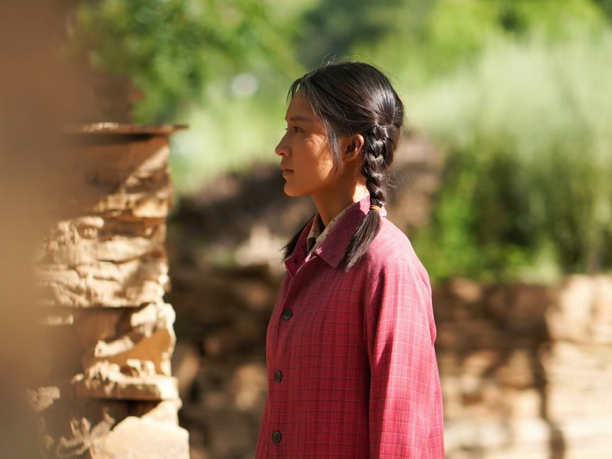 Hết hồn với nhan sắc của Lý Thấm trong phim đóng cùng Trần Hiểu: Da đen nhẻm, ăn mặc quê mùa - Ảnh 6. Hết hồn với nhan sắc của Lý Thấm trong phim đóng cùng Trần Hiểu: Da đen nhẻm, ăn mặc quê mùa - Ảnh 6.