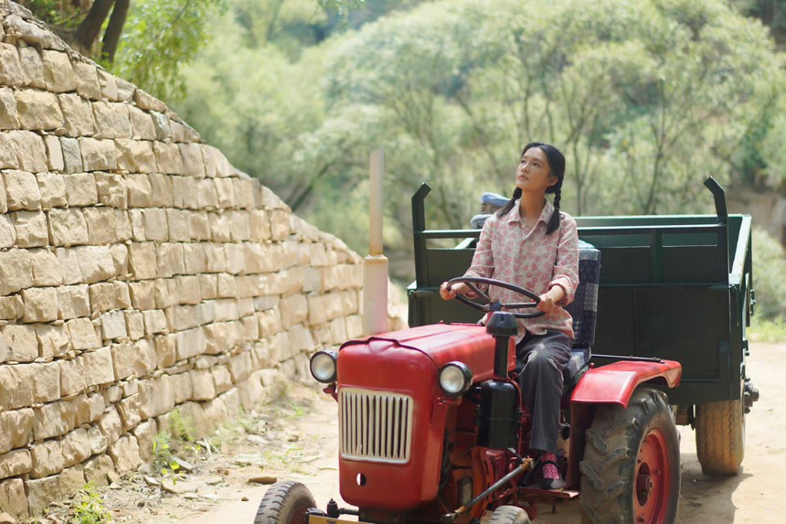 Hết hồn với nhan sắc của Lý Thấm trong phim đóng cùng Trần Hiểu: Da đen nhẻm, ăn mặc quê mùa - Ảnh 7. Hết hồn với nhan sắc của Lý Thấm trong phim đóng cùng Trần Hiểu: Da đen nhẻm, ăn mặc quê mùa - Ảnh 7.