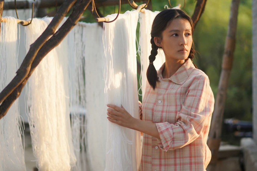 Hết hồn với nhan sắc của Lý Thấm trong phim đóng cùng Trần Hiểu: Da đen nhẻm, ăn mặc quê mùa - Ảnh 8. Hết hồn với nhan sắc của Lý Thấm trong phim đóng cùng Trần Hiểu: Da đen nhẻm, ăn mặc quê mùa - Ảnh 8.