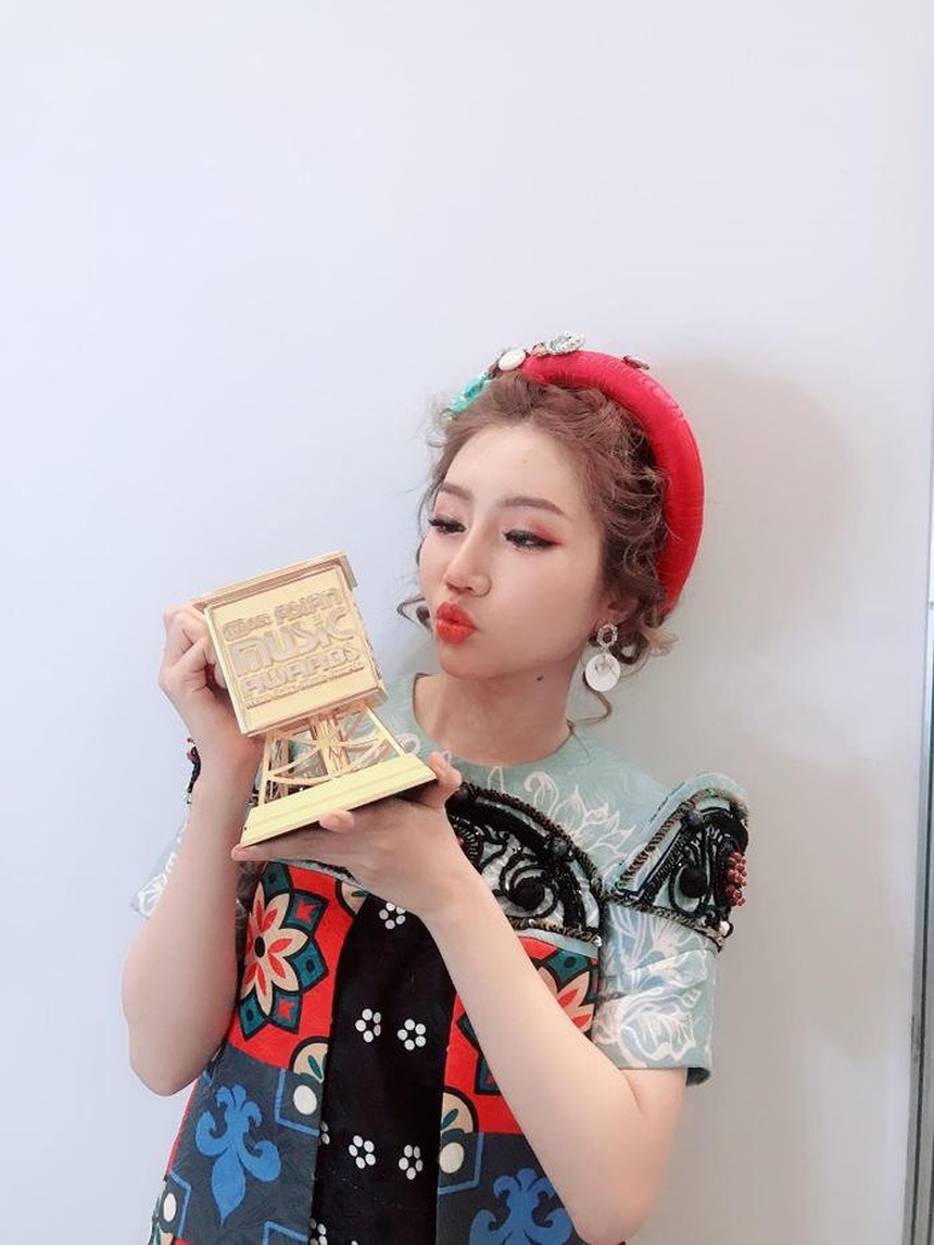 Nữ ca sĩ từng bị chê 'xấu quá là không có tương lai': Lột xác ngoạn mục, có cú ngã 'để đời' ở lễ trao giải nước bạn - Ảnh 13.