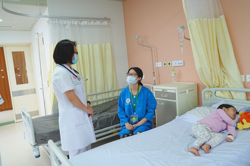 HCDC phát hiện ổ dịch 20 học sinh một lớp mắc cúm H1N1: Bác sỹ hướng dẫn chi tiết cách chăm sóc trẻ bị bệnh và phòng ngừa để con không bị biến chứng nguy hiểm đến tính mạng - Ảnh 3.