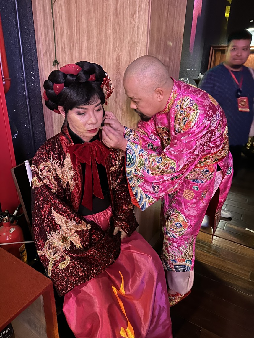 (Bài chị Hằng biên tập) Nhà thiết kế Đức Hùng: Thoát vai giang hồ, lần đầu hoá thân hình tượng mới trong ‘Dưới bóng cây hạnh phúc’ - Ảnh 2. (Bài chị Hằng biên tập) Nhà thiết kế Đức Hùng: Thoát vai giang hồ, lần đầu hoá thân hình tượng mới trong ‘Dưới bóng cây hạnh phúc’ - Ảnh 2.