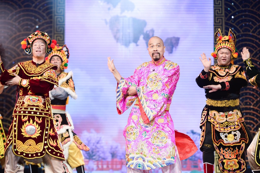 (Bài chị Hằng biên tập) Nhà thiết kế Đức Hùng: Thoát vai giang hồ, lần đầu hoá thân hình tượng mới trong ‘Dưới bóng cây hạnh phúc’ - Ảnh 7. (Bài chị Hằng biên tập) Nhà thiết kế Đức Hùng: Thoát vai giang hồ, lần đầu hoá thân hình tượng mới trong ‘Dưới bóng cây hạnh phúc’ - Ảnh 7.