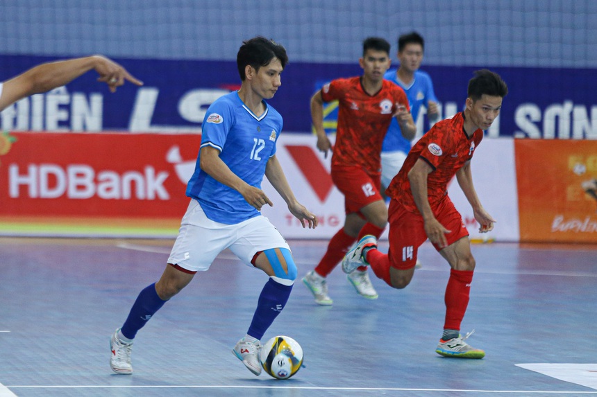 Trọng tài "bẻ còi" ở giải vô địch quốc gia - Ảnh 4. Trọng tài "bẻ còi" ở giải vô địch quốc gia - Ảnh 4.