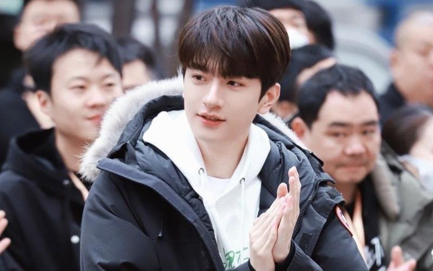 Nam chính ngôn tình khiến chị em mê mẩn nhất gần đây: Cặp với 3 tiểu hoa siêu hot, nhan sắc lẫn khí chất bùng nổ 'tràn màn hình' - Ảnh 1.