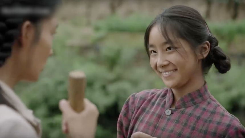 Hết hồn với nhan sắc của Lý Thấm trong phim đóng cùng Trần Hiểu: Da đen nhẻm, ăn mặc quê mùa - Ảnh 4. Hết hồn với nhan sắc của Lý Thấm trong phim đóng cùng Trần Hiểu: Da đen nhẻm, ăn mặc quê mùa - Ảnh 4.