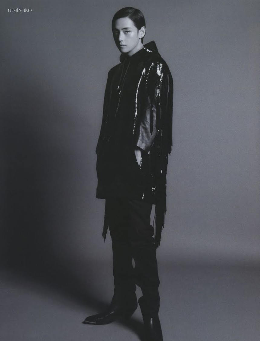 20+ bức ảnh tuyệt đẹp về buổi chụp hình siêu hấp dẫn của V BTS cho 'ELLE Korea'  - Ảnh 10.