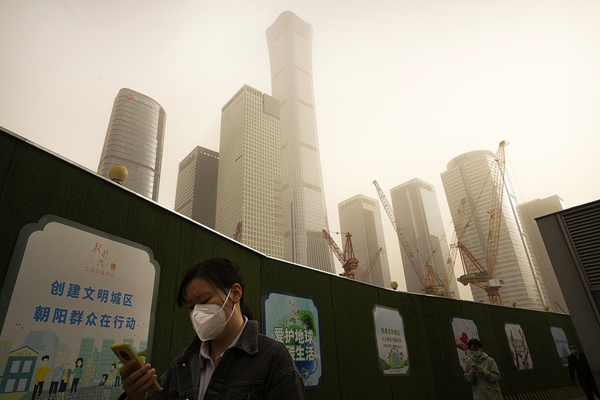 Bão cát vàng tấn công Trung Quốc: Người dân xoay sở đủ cách nhưng vẫn bị cát bám dính lên mặt - Ảnh 1. Bão cát vàng tấn công Trung Quốc: Người dân xoay sở đủ cách nhưng vẫn bị cát bám dính lên mặt - Ảnh 1.