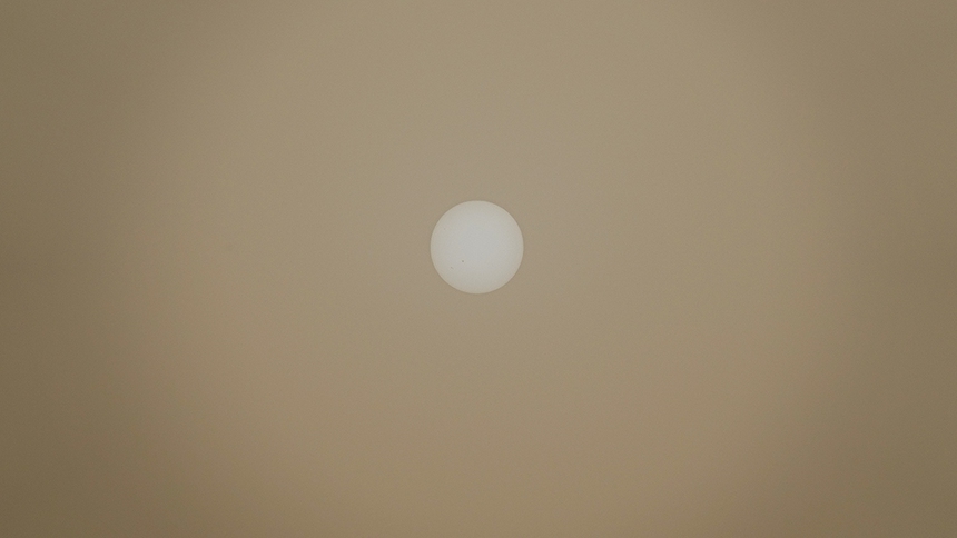 Bão cát vàng tấn công Trung Quốc: Người dân xoay sở đủ cách nhưng vẫn bị cát bám dính lên mặt - Ảnh 2. Bão cát vàng tấn công Trung Quốc: Người dân xoay sở đủ cách nhưng vẫn bị cát bám dính lên mặt - Ảnh 2.