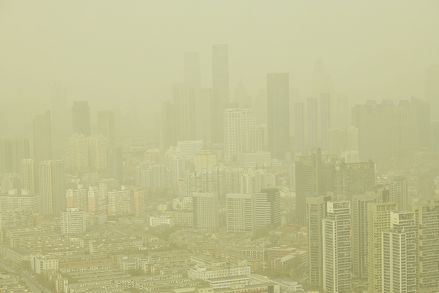 Bão cát vàng tấn công Trung Quốc: Người dân xoay sở đủ cách nhưng vẫn bị cát bám dính lên mặt - Ảnh 5. Bão cát vàng tấn công Trung Quốc: Người dân xoay sở đủ cách nhưng vẫn bị cát bám dính lên mặt - Ảnh 5.