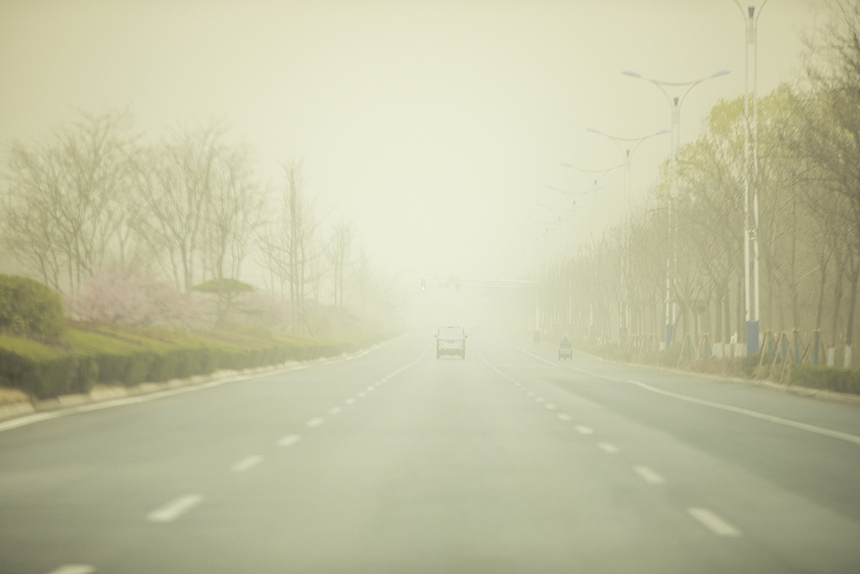 Bão cát vàng tấn công Trung Quốc: Người dân xoay sở đủ cách nhưng vẫn bị cát bám dính lên mặt - Ảnh 3. Bão cát vàng tấn công Trung Quốc: Người dân xoay sở đủ cách nhưng vẫn bị cát bám dính lên mặt - Ảnh 3.