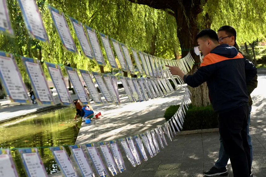 Người cha Trung Quốc tặng con trai 20 cuốn sổ đỏ để dễ lấy vợ: Hào phóng hay khoe khoang? - Ảnh 1.