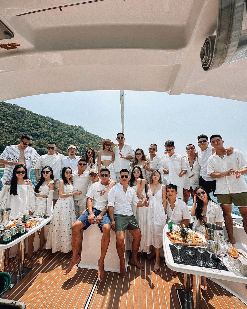 Linda Ngô - Phong Đạt tổ chức tiệc trước thềm đám cưới trên du thuyền sang chảnh, hội bạn thân toàn trai xinh gái đẹp - Ảnh 3. Linda Ngô - Phong Đạt tổ chức tiệc trước thềm đám cưới trên du thuyền sang chảnh, hội bạn thân toàn trai xinh gái đẹp - Ảnh 3.