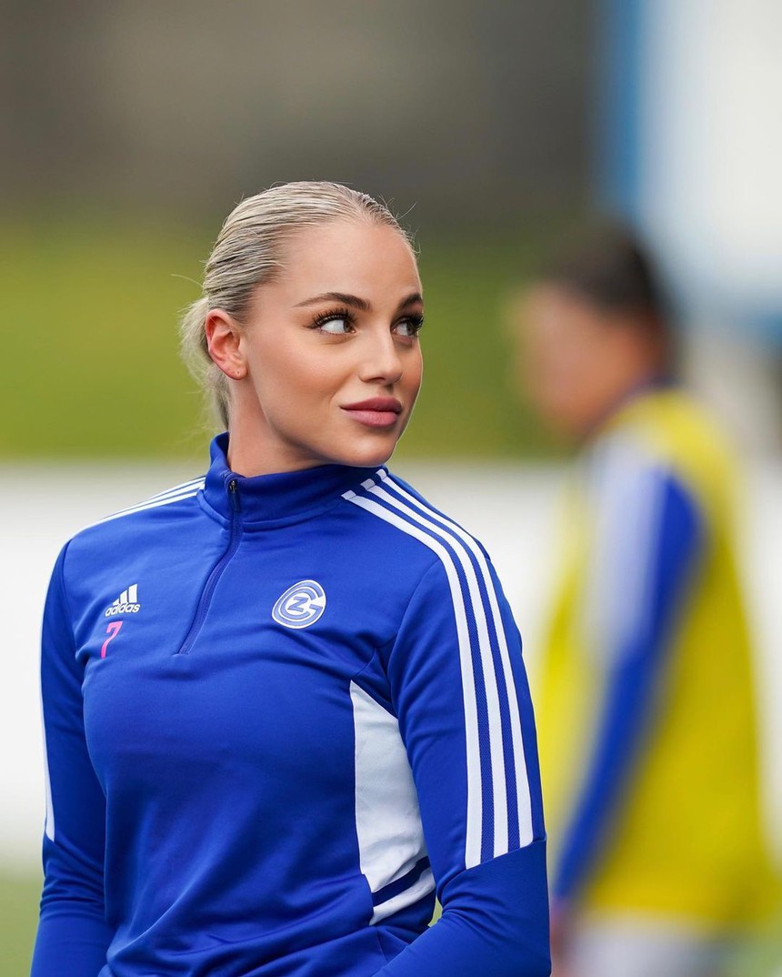 'Nữ cầu thủ đẹp nhất thế giới' khổ sở vì bị hâm mộ quá mức: Họ đóng giả quản lý tiếp cận tôi - Ảnh 3. 'Nữ cầu thủ đẹp nhất thế giới' khổ sở vì bị hâm mộ quá mức: Họ đóng giả quản lý tiếp cận tôi - Ảnh 3.